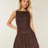 Vestido com saia-calça de cintura baixa e gola alta