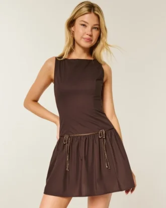 Vestido com saia-calça de cintura baixa e gola alta