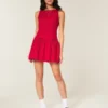 Vestido com saia-calça de cintura baixa e gola alta
