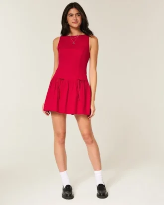 Vestido com saia-calça de cintura baixa e gola alta