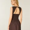 Vestido com saia-calça de cintura baixa e gola alta