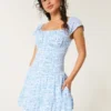 Vestido com saia-calça e mangas esvoaçantes Vestido com saia-calça e mangas esvoaçantes
