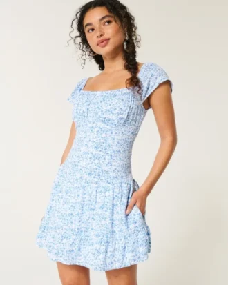 Vestido com saia-calça e mangas esvoaçantes