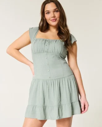 Vestido com saia-calça e mangas esvoaçantes