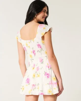 Vestido com saia-calça e mangas esvoaçantes
