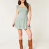 Vestido com saia-calça e mangas esvoaçantes