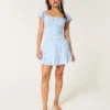 Vestido com saia-calça e mangas esvoaçantes Vestido com saia-calça e mangas esvoaçantes