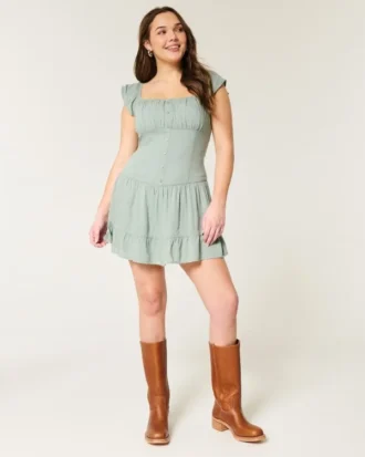 Vestido com saia-calça e mangas esvoaçantes