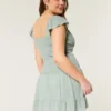 Vestido com saia-calça e mangas esvoaçantes