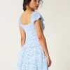 Vestido com saia-calça e mangas esvoaçantes Vestido com saia-calça e mangas esvoaçantes