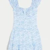 Vestido com saia-calça e mangas esvoaçantes Vestido com saia-calça e mangas esvoaçantes