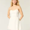 Vestido com saia cruzada e costas abertas