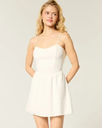 Vestido com saia cruzada e costas abertas