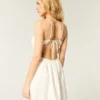 Vestido com saia cruzada e costas abertas