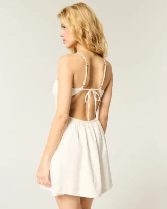 Vestido com saia cruzada e costas abertas
