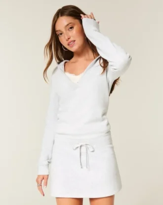 Vestido de malha com capuz e mangas compridas