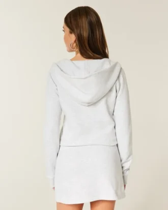 Vestido de malha com capuz e mangas compridas