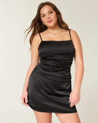 Vestido justo com laço de cetim nas costas