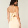 Vestido justo com laço de cetim nas costas