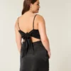 Vestido justo com laço de cetim nas costas