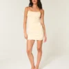 Vestido justo com laço de cetim nas costas