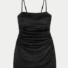 Vestido justo com laço de cetim nas costas