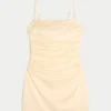 Vestido justo com laço de cetim nas costas