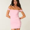 Vestido justo com ombros à mostra em malha
