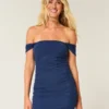Vestido justo com ombros à mostra em malha