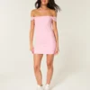Vestido justo com ombros à mostra em malha