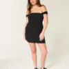 Vestido justo com ombros à mostra em malha Vestido justo com ombros à mostra em malha