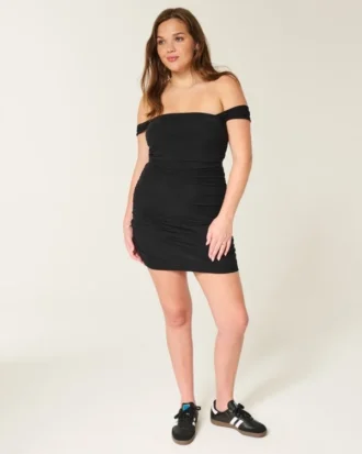 Vestido justo com ombros à mostra em malha