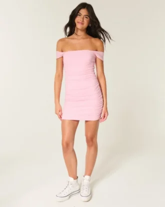 Vestido justo com ombros à mostra em malha