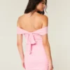 Vestido justo com ombros à mostra em malha