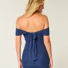 Vestido justo com ombros à mostra em malha