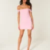 Vestido justo com ombros à mostra em malha
