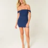 Vestido justo com ombros à mostra em malha