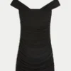 Vestido justo com ombros à mostra em malha Vestido justo com ombros à mostra em malha