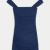 Vestido justo com ombros à mostra em malha