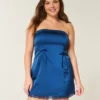 Vestido justo sem alças com laço em cetim