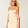 Vestido justo sem alças com laço em cetim Vestido justo sem alças com laço em cetim