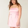 Vestido justo sem alças com laço em cetim