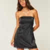 Vestido justo sem alças com laço em cetim
