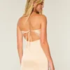 Vestido justo sem alças com laço em cetim Vestido justo sem alças com laço em cetim