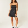 Vestido justo sem alças com laço em cetim