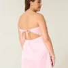 Vestido justo sem alças com laço em cetim