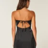 Vestido justo sem alças com laço em cetim