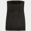 Vestido justo sem alças com laço em cetim