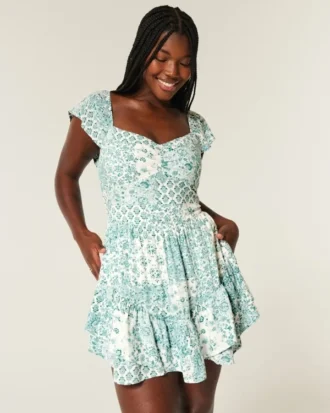Vestido mini com saia-calça e mangas esvoaçantes