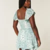 Vestido mini com saia-calça e mangas esvoaçantes